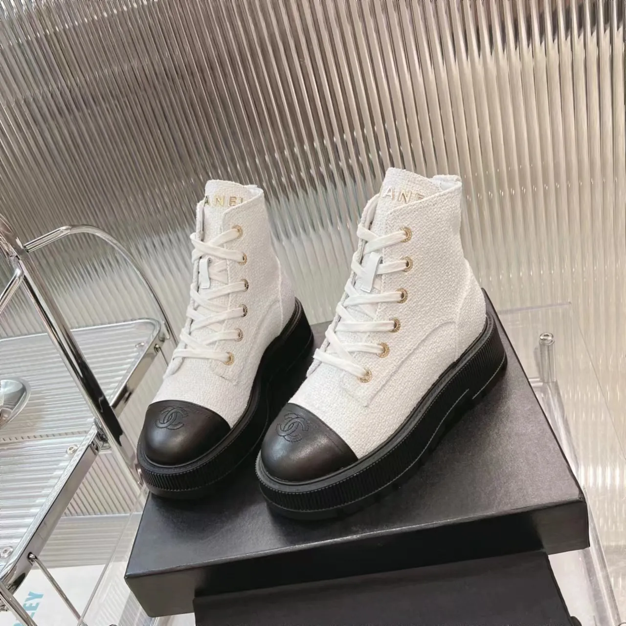 👟👟Ex-factory price 560👟👟 𝗖𝗛𝗔𝗡𝗘𝗟𝟐𝟑B Chanel𝐅𝐖A must-have for autumn and winter, diamond motorcycle boots, Martin boots, Xiaoxiangjia's super classic motorcycle boots, sweet and cool shape, can easily increase the height of the upper foot and lengthen the leg shape. Matching letters 𝐥𝐨𝐠𝐨 are fashionable and fashionable. A one-to-one replica of the original. 👟Fabric: Original custom fabric ▪️Heel height: 𝟒𝐜𝐦 ▪️Inner: Sheepskin ▫️𝐒𝐢𝐳𝐞:𝟑𝟓-𝟒𝟏𝐌(𝟒𝟎, 𝟒𝟏 customization is not returnable) ▪️Sole: original 1:1 mold 𝐓𝐏𝐔 outsole (not a cheap rubber sole on the market) ▫️Color: black blue White (three colors included) ▪️Combined with original full set of packaging📦